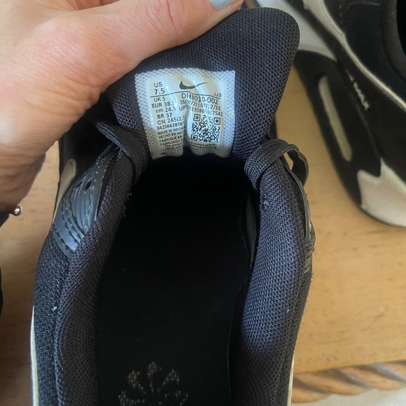 Nike Air Max Black and White Sneakers 7.5 - Picture 4 of 9